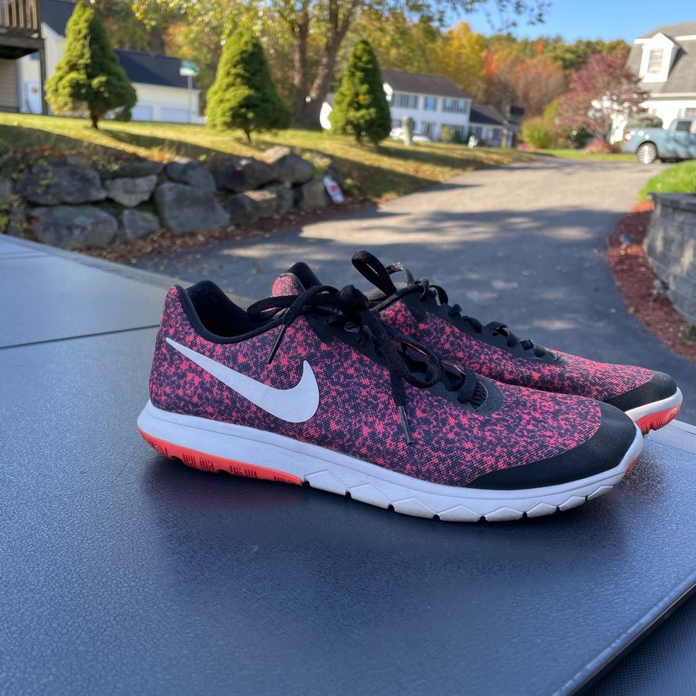 Barely used size 9 women’s nike sneakers